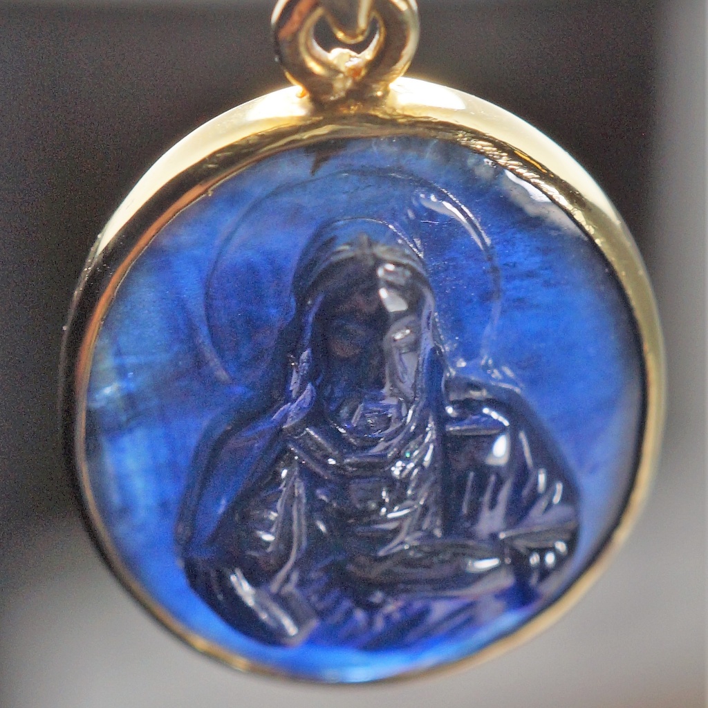 18ky Gold Genuine Carved Sapphire Pendant W/Chain